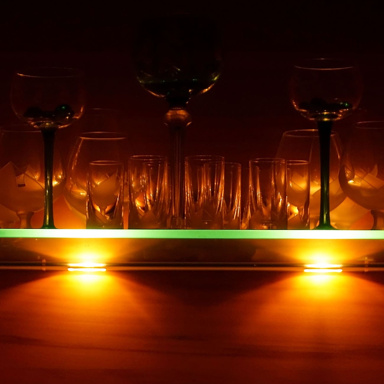 Vitrinenbeleuchtung LED mit Fernbedienung - 4er Set - RGB Beleuchtung dimmbar für Glasboden Glaskante Regal inkl Netzteil LED Clips 4,5W 400lm 3.000K warmweißes Licht | nickel matt - 2